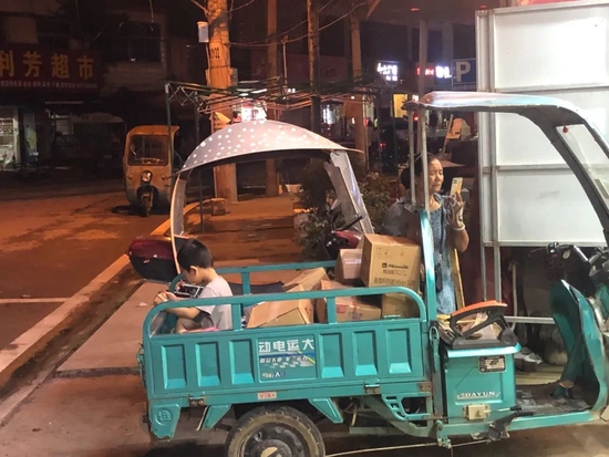 网课后，农村留守儿童正在塌陷式沉迷手机